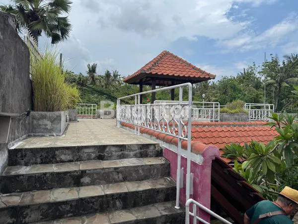 image RUMAH MEWAH DI DEKAT PANTAI SABA (6)