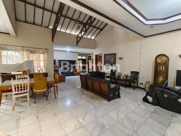 image RUMAH MEWAH CANTIK & LUAS LINGKUNGAN PERUMAHAN PREMIUM HADAP SELATAN SIAP HUNI 2 LANTAI STRATEGIS BEBAS BANJIR DI KEMANGGISAN JAKARTA BARAT (3)