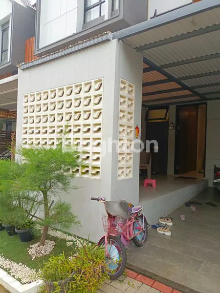image LOKASI STRATEGIS DEKAT SEKOLAH PENABUR, RUMAH 2,5 LANTAI  FURNISHED DAN SUDAH FULL RENOVASI DIDALAM CLUSTER YANG NYAMAN DAN ASRI KOTA WISATA, CIBUBUR, GUNUNG PUTRI, BOGOR JAWA BARAT  (3)