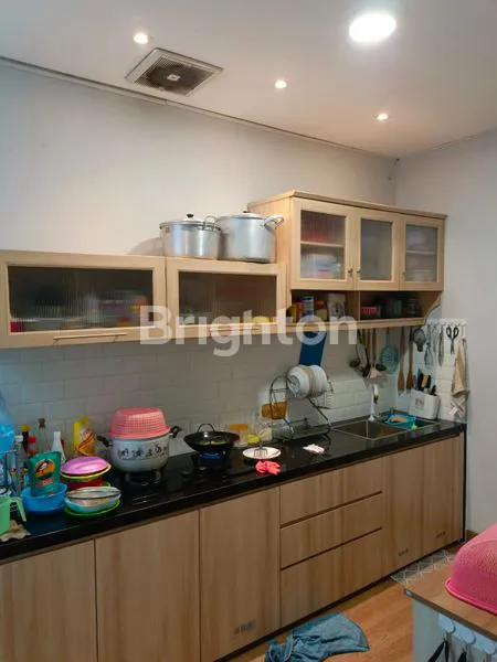 image LOKASI STRATEGIS DEKAT SEKOLAH PENABUR, RUMAH 2,5 LANTAI  FURNISHED DAN SUDAH FULL RENOVASI DIDALAM CLUSTER YANG NYAMAN DAN ASRI KOTA WISATA, CIBUBUR, GUNUNG PUTRI, BOGOR JAWA BARAT  (5)