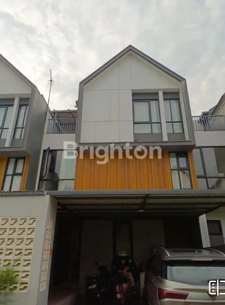 image LOKASI STRATEGIS DEKAT SEKOLAH PENABUR, RUMAH 2,5 LANTAI  FURNISHED DAN SUDAH FULL RENOVASI DIDALAM CLUSTER YANG NYAMAN DAN ASRI KOTA WISATA, CIBUBUR, GUNUNG PUTRI, BOGOR JAWA BARAT  (1)