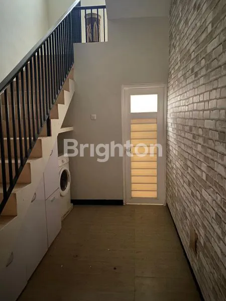 image DIJUAL RUMAH 2 LANTAI SEMI FURNISHED AREA SELANGKAH KE SUHAT DEKAT KAMPUS UNIVERSITAS TERNAMA AREA PERUMAHAN TUNGGULWULUNG KOTA MALANG (2)