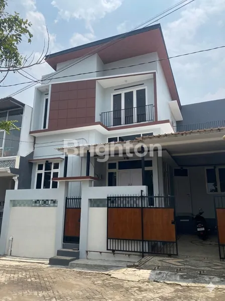 image DIJUAL RUMAH 2 LANTAI SEMI FURNISHED AREA SELANGKAH KE SUHAT DEKAT KAMPUS UNIVERSITAS TERNAMA AREA PERUMAHAN TUNGGULWULUNG KOTA MALANG (1)