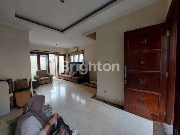 HUNIAN EKSKLUSIF KEMANG, LT 200M², 5 KT, KOLAM RENANG