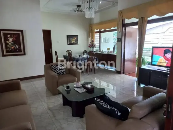 image DIJUAL RUMAH TERAWAT KEBONSARI COCOK UNTUK KANTOR ATAU USAHA, STRATEGIS DEKAT TOL WARU (4)