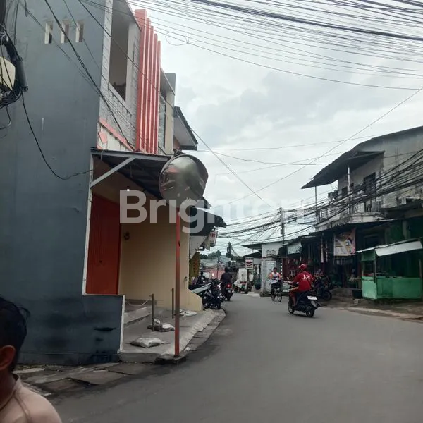 image LOKASI STRATEGIS PINGGIR JALAN, RUKO  GANDENG 2 LANTAI, SIAP PAKAI, SHM, JL GANDARIA PASAR REBO JAKARTA TIMUR (2)