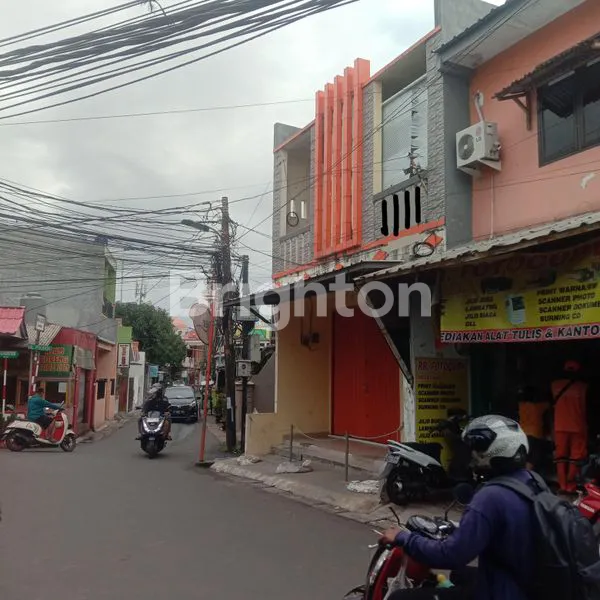 image LOKASI STRATEGIS PINGGIR JALAN, RUKO  GANDENG 2 LANTAI, SIAP PAKAI, SHM, JL GANDARIA PASAR REBO JAKARTA TIMUR (3)