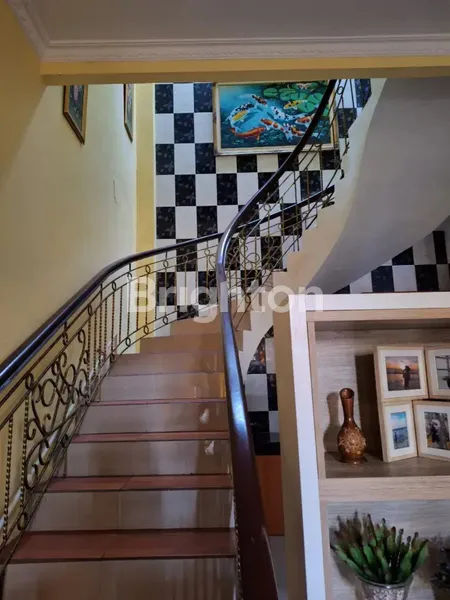 image RUMAH SECOND WISMA MEDOKAN 2 LANTAI, LOKASI STRATEGIS DEKAT GRAHA YKP, DEKAT MERR RUNGKUT  (2)