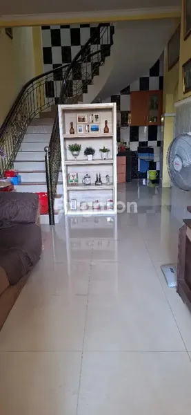 image RUMAH SECOND WISMA MEDOKAN 2 LANTAI, LOKASI STRATEGIS DEKAT GRAHA YKP, DEKAT MERR RUNGKUT  (3)