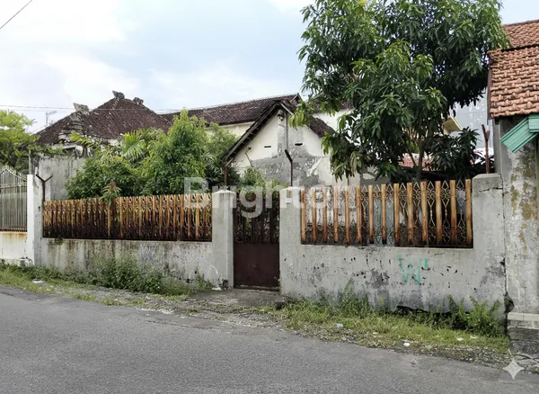 image RUMAH STRATEGIS DI SOLO, DEKAT PASAR GEDE & SHM (1)