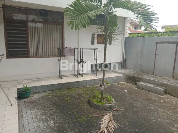 image HUNIAN MODERN 3 LANTAI DENGAN TOKO DI JL. GUNUNG AGUNG (5)