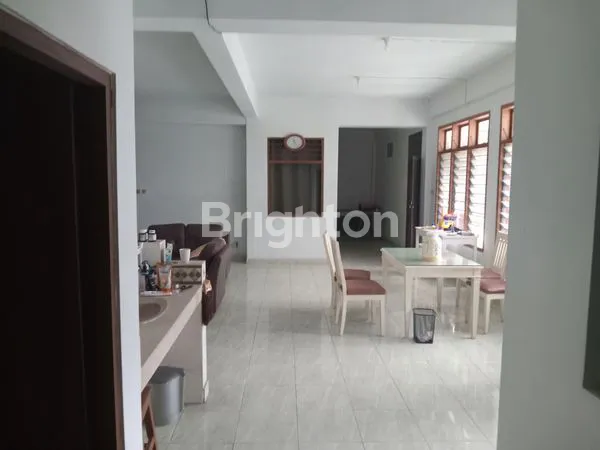 image HUNIAN MODERN 3 LANTAI DENGAN TOKO DI JL. GUNUNG AGUNG (1)