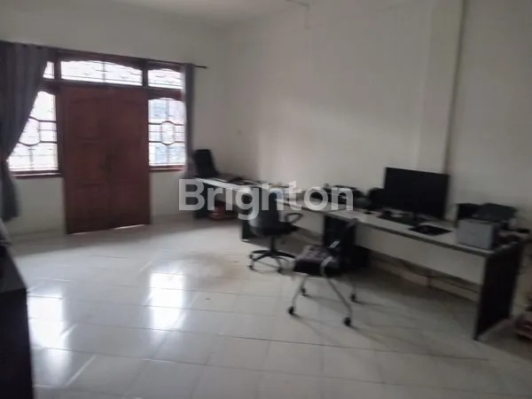 image HUNIAN MODERN 3 LANTAI DENGAN TOKO DI JL. GUNUNG AGUNG (3)