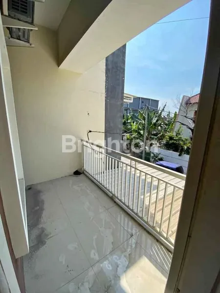 image RUMAH SIAP HUNI KUTISARI ROW JALAN 2 MOBIL STRATEGIS DEKAT PETRA (5)