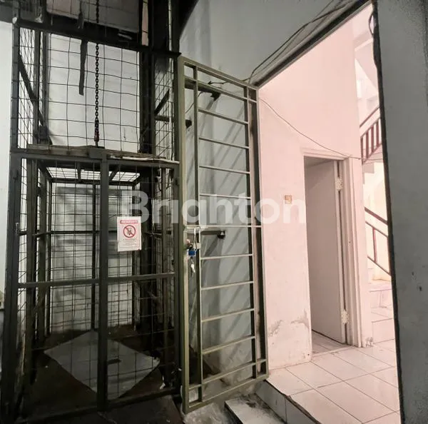 image GUDANG STRATEGIS DI ELANG LAUT, PIK, 3 LANTAI & LIFT (7)