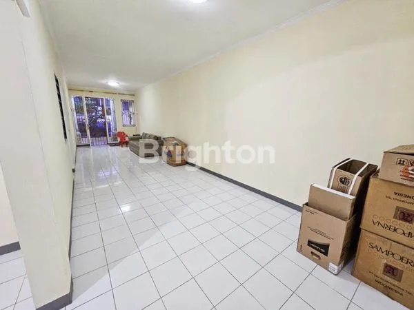 image JUAL MURAH HARGA MENDEKATI NJOP SUERRR NIH RUMAH KEREN BANGET. RUMAH DALAM KOMPLEK TAMPAK DEPAN RUMAH PADA UMUMNYA UKURAN 6 X 22 M2 TAPI BELAKANG RUMAH KEREN COYY... LUAS TANAH 1027 M2 UNIK BANGET MASIH BYK TANAH KOSONGNYA BAGI YG HOBI BERCOCOK TANAM. GAS (3)