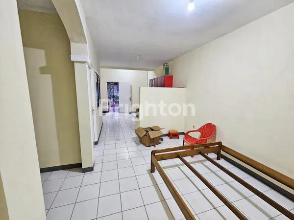 image JUAL MURAH HARGA MENDEKATI NJOP SUERRR NIH RUMAH KEREN BANGET. RUMAH DALAM KOMPLEK TAMPAK DEPAN RUMAH PADA UMUMNYA UKURAN 6 X 22 M2 TAPI BELAKANG RUMAH KEREN COYY... LUAS TANAH 1027 M2 UNIK BANGET MASIH BYK TANAH KOSONGNYA BAGI YG HOBI BERCOCOK TANAM. GAS (6)