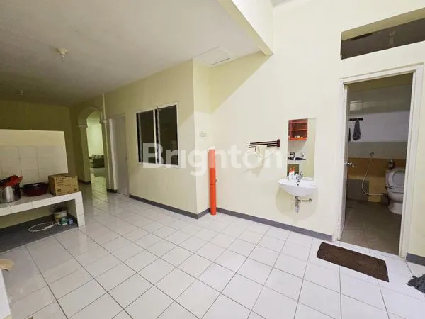 image JUAL MURAH HARGA MENDEKATI NJOP SUERRR NIH RUMAH KEREN BANGET. RUMAH DALAM KOMPLEK TAMPAK DEPAN RUMAH PADA UMUMNYA UKURAN 6 X 22 M2 TAPI BELAKANG RUMAH KEREN COYY... LUAS TANAH 1027 M2 UNIK BANGET MASIH BYK TANAH KOSONGNYA BAGI YG HOBI BERCOCOK TANAM. GAS (7)