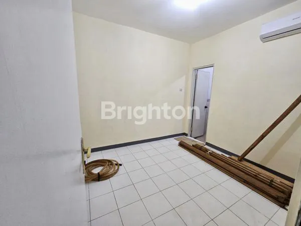 image JUAL MURAH HARGA MENDEKATI NJOP SUERRR NIH RUMAH KEREN BANGET. RUMAH DALAM KOMPLEK TAMPAK DEPAN RUMAH PADA UMUMNYA UKURAN 6 X 22 M2 TAPI BELAKANG RUMAH KEREN COYY... LUAS TANAH 1027 M2 UNIK BANGET MASIH BYK TANAH KOSONGNYA BAGI YG HOBI BERCOCOK TANAM. GAS (5)