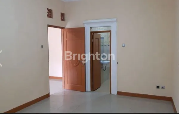 image DIJUAL RUMAH LENGKAP DENGAN KIOS BISA LANGSUNG BUAT BUKA USAHA LOKASI STRATEGI SERPONG BSD TANGERANG SELATAN (7)