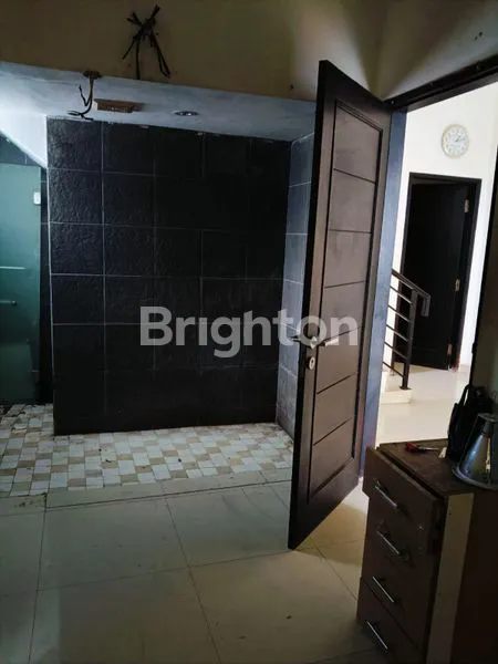 image DIJUAL CEPAT – RUMAH 2,5 LANTAI SIAP USAHA & HUNIAN | KEMAYORAN (6)