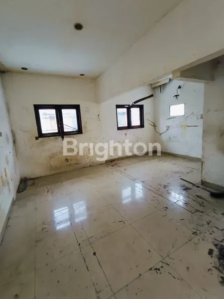 image DIJUAL CEPAT – RUMAH 2,5 LANTAI SIAP USAHA & HUNIAN | KEMAYORAN (8)