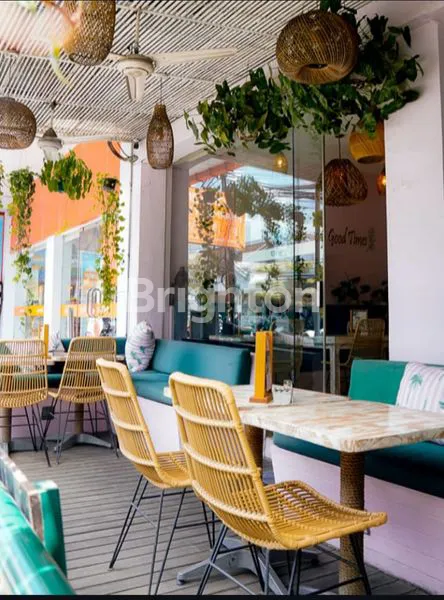 image RUKO DI PINGGIR PEREMPATAN PANTAI BERAWA SUPER RAMAI COCOK UNTUK BISNIS (3)