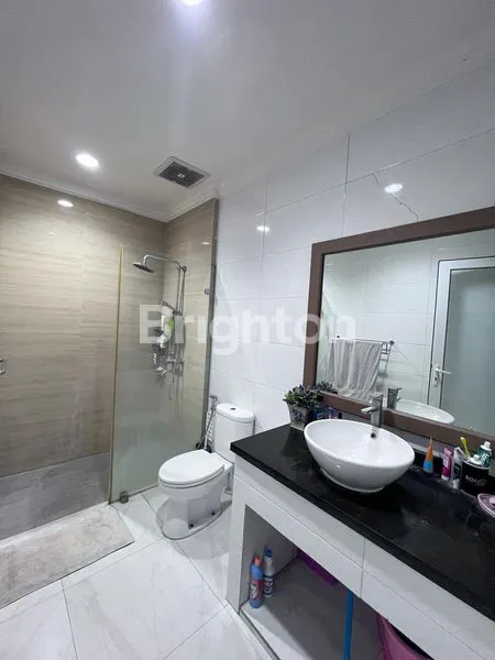 image RUMAH KEMANG 2 LANTAI, GAYA AMERICAN CLASSIC & KOLAM RENANG (2)