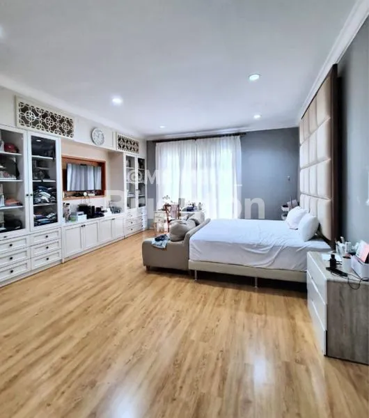 image RUMAH KEMANG 2 LANTAI, GAYA AMERICAN CLASSIC & KOLAM RENANG (4)