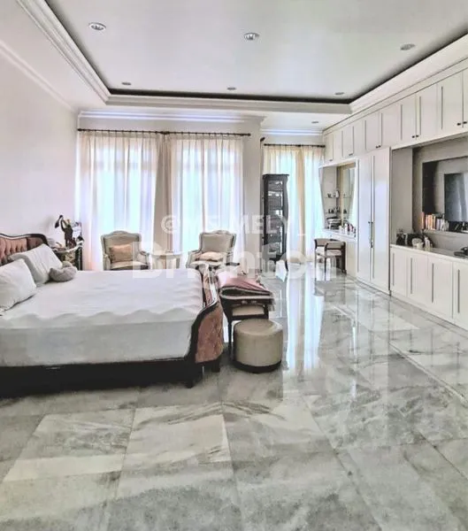 image RUMAH KEMANG 2 LANTAI, GAYA AMERICAN CLASSIC & KOLAM RENANG (3)