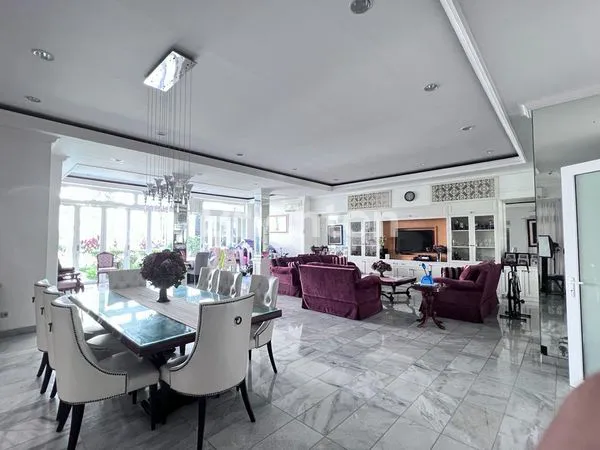 image RUMAH KEMANG 2 LANTAI, GAYA AMERICAN CLASSIC & KOLAM RENANG (1)