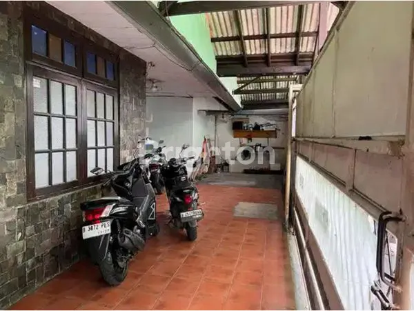 image RUMAH DENGAN LOKASI YANG STRATEGIS DI KEMAYORAN JAKARTA UTARA. (2)