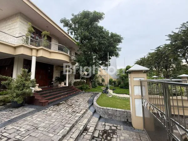 image RUMAH HOOK TERAWAT DI DARMO HARAPAN REGENCY! LOKASI STRATEGIS DEKAT KOMERSIAL AREA DAN PAKUWON MALL! (6)