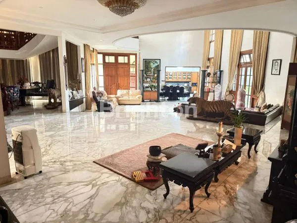 image RUMAH HOOK TERAWAT DI DARMO HARAPAN REGENCY! LOKASI STRATEGIS DEKAT KOMERSIAL AREA DAN PAKUWON MALL! (1)