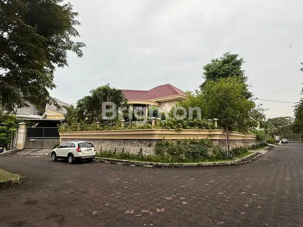 image RUMAH HOOK TERAWAT DI DARMO HARAPAN REGENCY! LOKASI STRATEGIS DEKAT KOMERSIAL AREA DAN PAKUWON MALL! (7)