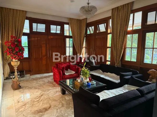 image RUMAH HOOK TERAWAT DI DARMO HARAPAN REGENCY! LOKASI STRATEGIS DEKAT KOMERSIAL AREA DAN PAKUWON MALL! (4)