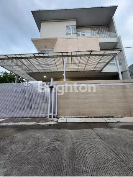 image RUMAH BARU DI HOOK 3LANTAI SIAP HUNI DI KELAPA GADING. (3)