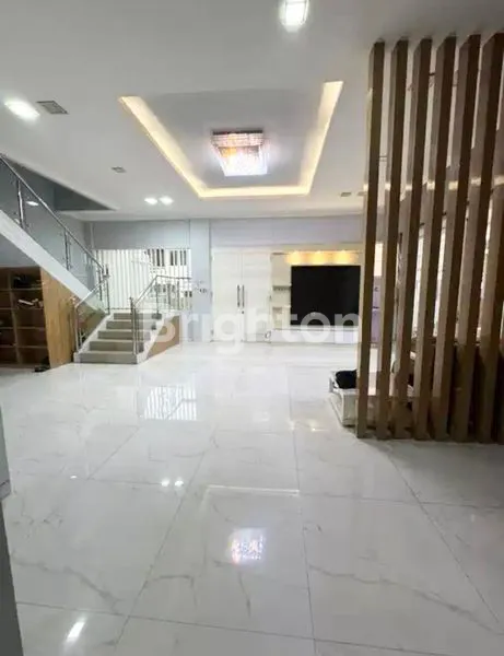 image RUMAH BARU DI HOOK 3LANTAI SIAP HUNI DI KELAPA GADING. (1)