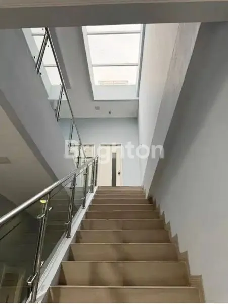 image RUMAH BARU DI HOOK 3LANTAI SIAP HUNI DI KELAPA GADING. (4)