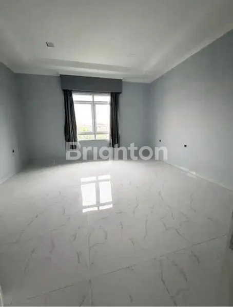 image RUMAH BARU DI HOOK 3LANTAI SIAP HUNI DI KELAPA GADING. (5)