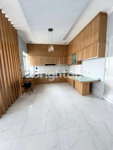 image RUMAH BARU DI HOOK 3LANTAI SIAP HUNI DI KELAPA GADING. (7)