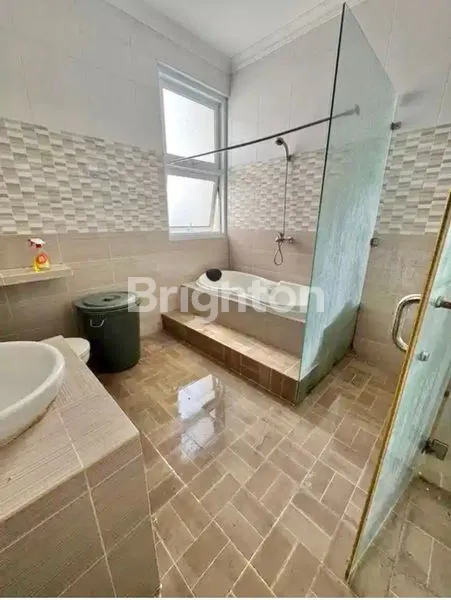 image RUMAH BARU DI HOOK 3LANTAI SIAP HUNI DI KELAPA GADING. (8)