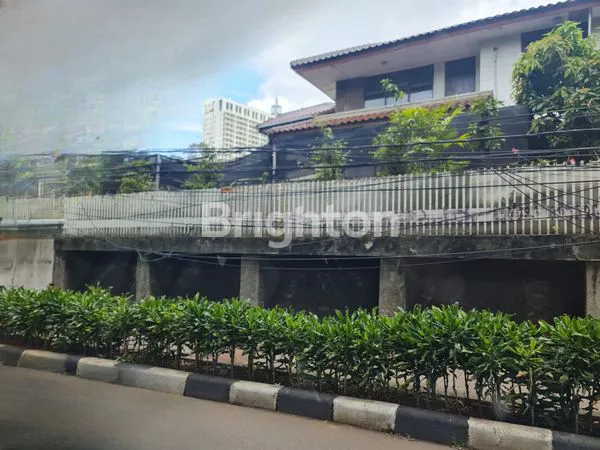 Gambar Property RUMAH STRATEGIS 460M², 3 CARPORT, DEKAT FASILITAS