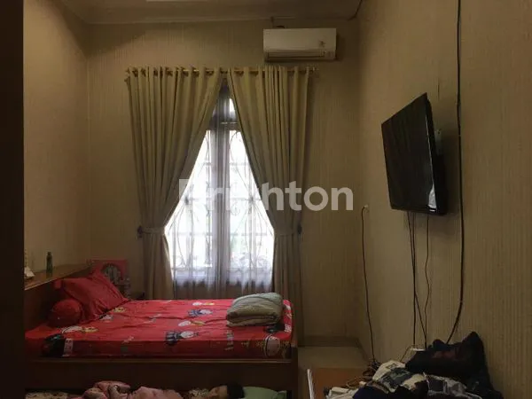 image RUMAH MEWAH 2 LANTAI FULL FURNISHED DI TAMAN PALEM (7)