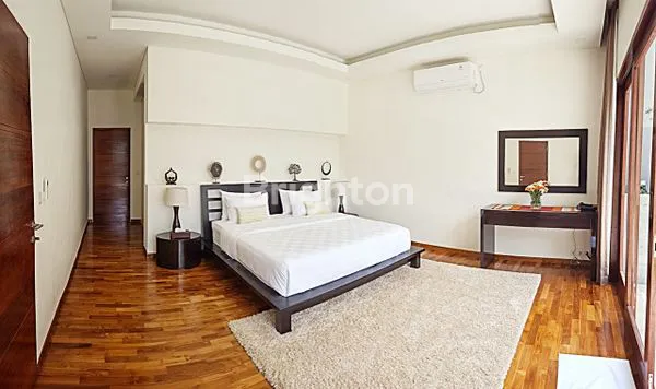 image VILLA MEWAH TROPIS MODERN BERTINGKAT DI JIMBARAN (5)