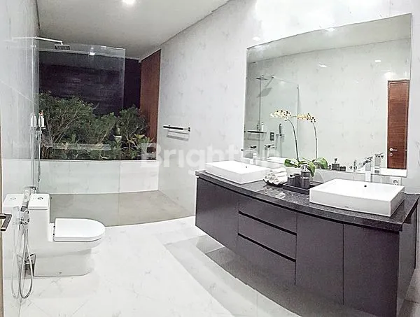 image VILLA MEWAH TROPIS MODERN BERTINGKAT DI JIMBARAN (8)