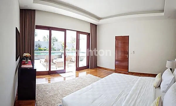 image VILLA MEWAH TROPIS MODERN BERTINGKAT DI JIMBARAN (4)