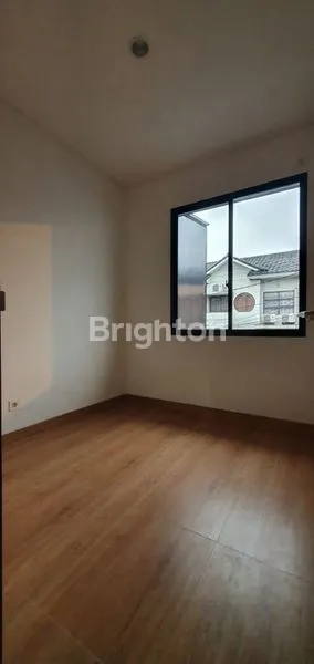 image RUMAH 2 LANTAI 3 KT SEMI FURNISHED HANYA 7 MENIT DARI KAMPUS UPH & SILOAM HOSPITALS (7)