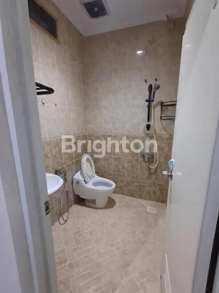 image DISEWAKAN RUMAH DI TOMANG, MINIMALIS MODERN 3 LANTAI DESAIN ELEGAN & SIAP HUNI. COCOK UNTUK HUNIAN KELUARGA. (6)