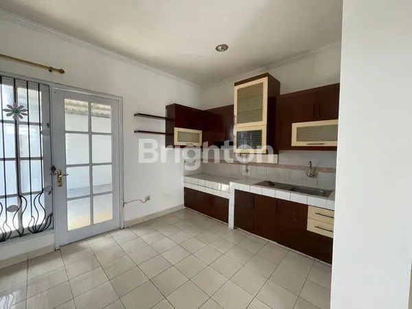 image RUMAH SIAP HUNI, DEKAT SEKOLAH PENABUR LT 128M² DI KOTA WISATA (6)